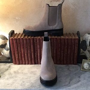 Aerosoles Chelsea Taupe Suede Camila Pull on Lug Sole Boots EUC 6.5